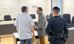 Der Angeklagte und sein Anwalt Andreas Mauhart.