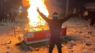 Ein Demonstrant steht in Abdanan auf dem bei den Protesten verstreuten Reis.