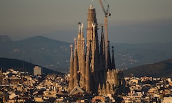 Die geplante Einweihung des Jesus-Turms der Sagrada Família an Antoni Gaudís 100. Todestag am ...