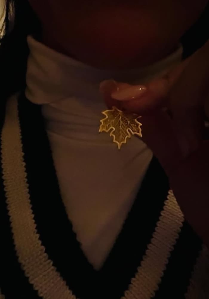 Katy Perry trägt jetzt ein Ahornblatt um den Hals.