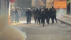 Im Iran kündigen die Revolutionsgarden ein schärferes Vorgehen gegen Demonstranten an.