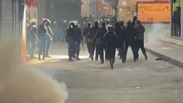 Im Iran kündigen die Revolutionsgarden ein schärferes Vorgehen gegen Demonstranten an.