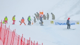 Viele Freiwillige helfen in Zauchensee mit, um am Donnerstag ein Training zu ermöglichen. 