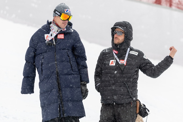 Roland Assinger (li. mit Alpinchef Christian Mitter) feiert in Zauchensee sein Comeback.
