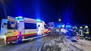 Schwerer Verkehrsunfall auf der B18 bei Wiesenfeld (St. Veit). Der Pkw-Lenker verstarb noch am ...