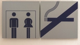Das WC gilt für viele Raucher als letzter Rückzugsort. Damit könnte allerdings künftig Schluss ...