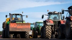 Katalanische Landwirte protestieren gegen die Unterzeichnung des Handelsabkommens.