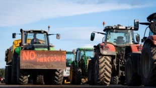 Katalanische Landwirte protestieren gegen die Unterzeichnung des Handelsabkommens.