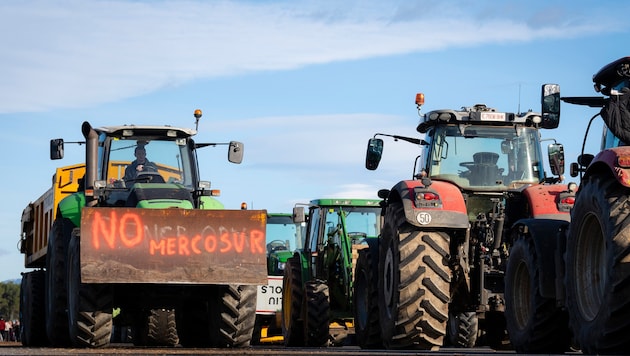Katalanische Landwirte protestieren gegen die Unterzeichnung des Handelsabkommens.