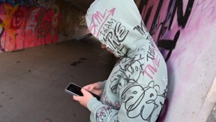 Teenager werden online oft unfreiwillig mit Nacktinhalten konfrontiert. 