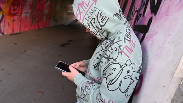 Teenager werden online oft unfreiwillig mit Nacktinhalten konfrontiert.