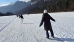 Die Eisdicke wird von einem Statiker geprüft und freigegeben. Der Seezugang am Reintaler See ...