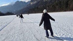 Die Eisdicke wird von einem Statiker geprüft und freigegeben. Der Seezugang am Reintaler See ...