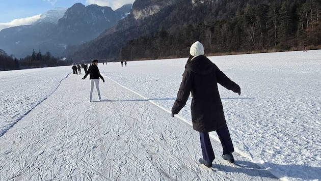 Die Eisdicke wird von einem Statiker geprüft und freigegeben. Der Seezugang am Reintaler See ...