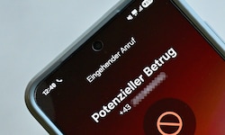 Die Frau erkannte den Telefonbetrug erst, als es zu spät war (Symbolbild)
