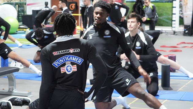 Tochi Chukwuani (Mitte) ist bei den Glasgow Rangers ein heißes Thema.