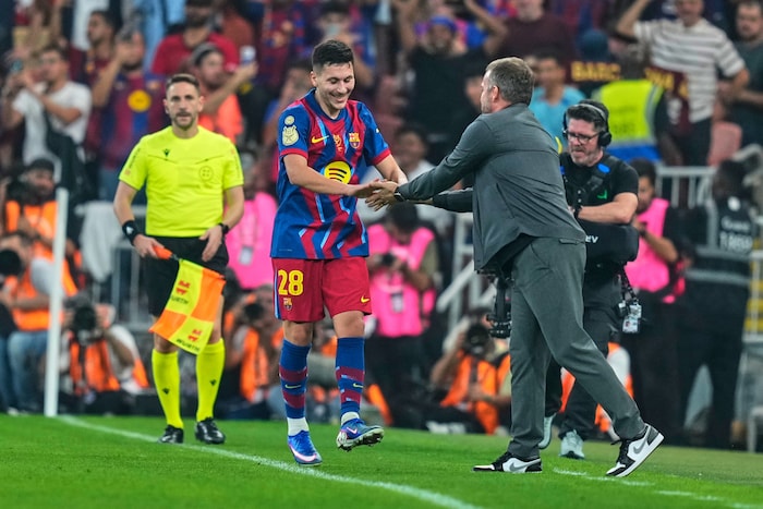 Roony Bardghji vertrat Yamal mehr als würdig – was auch Trainer Hansi Flick (re.) zu schätzen ...