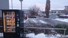 Direkt vor der Schule lockt der Automat mit süßen Köstlichkeiten.