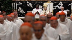 Pope Leo XIV. während einer Kardinalsversammlung im Vatikan