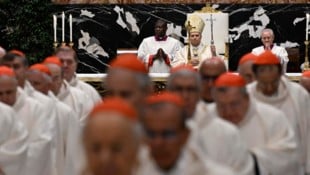 Pope Leo XIV. während einer Kardinalsversammlung im Vatikan