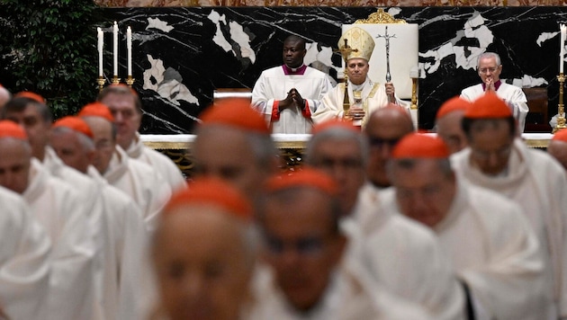 Pope Leo XIV. während einer Kardinalsversammlung im Vatikan