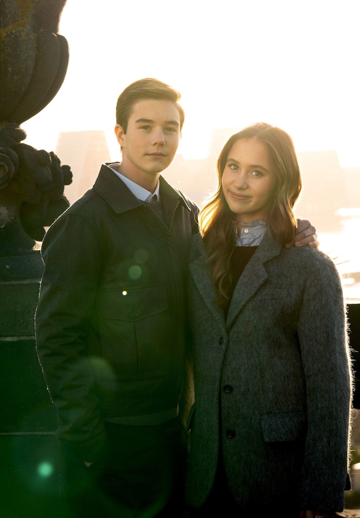 Die Zwillinge gemeinsam am Dach des Schlosses.