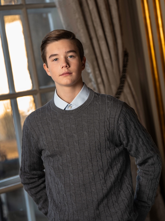 Prinz Vincent ernst und lässig im grauen Strickpulli.