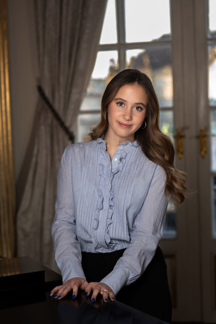 Josephine zeigt sich im eleganten Style ihrer Mutter Mary mit Rüschenbluse, setzt aber mit den ...