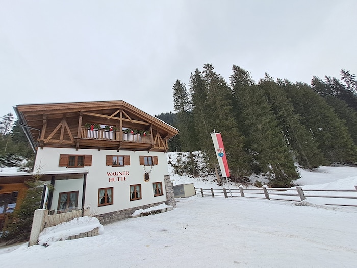 Die Wagner Hütte war erst ein Wärterhaus, dann eine Jagdhütte und wurde schließlich in ein ...