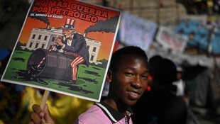 Ein Anhänger des gestürzten venezolanischen Präsidenten fordert: „Keine Kriege mehr für Erdöl!“