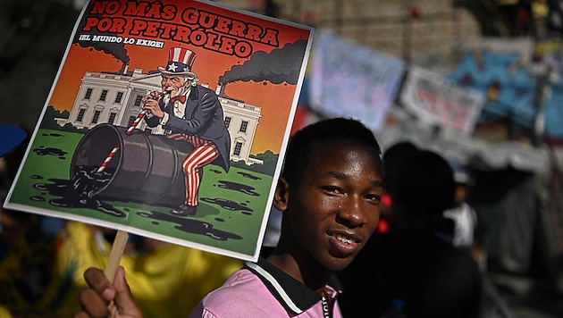 Ein Anhänger des gestürzten venezolanischen Präsidenten fordert: „Keine Kriege mehr für Erdöl!“