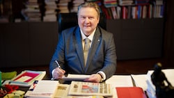 Wiens Bürgermeister Michael Ludwig (SPÖ) in seinem Büro im Rathaus.
