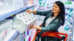 Für den Jahresbedarf an Klopapier muss der Österreicher durchschnittlich 107 Minuten lang ...