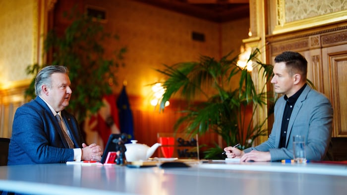 "Krone" Vienna boss Michael Pommer in conversation with Vienna Mayor and Governor Ludwig. He ...