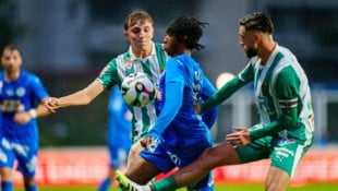 Evan Eghosa Aisowieren (M.) wechselt vom FAC zur SV Ried.