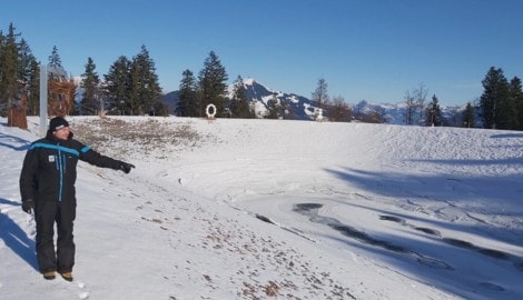 Markus Dummer, Betriebsleiter am Markbachjoch in der Wildschönau, am fast geleerten ...