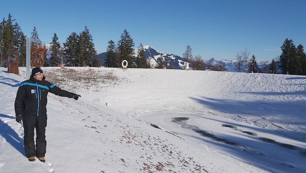 Markus Dummer, Betriebsleiter am Markbachjoch in der Wildschönau, am fast geleerten ...