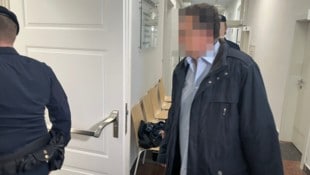 Der ehemalige Professor auf dem Weg zur Verhandlung