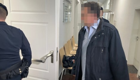 Der ehemalige Professor auf dem Weg zur Verhandlung