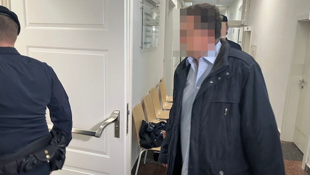 Der ehemalige Professor auf dem Weg zur Verhandlung