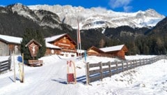 Die Hämmermoosalm liegt im freien Gelände vor den Wettersteinwänden.
