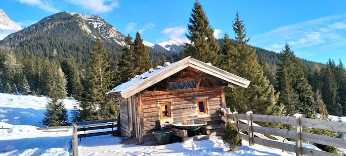 Die pittoreske Hütte neben der Alm ist privat.