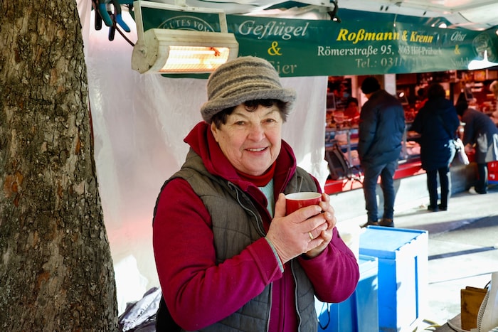 Ein warmer Schluck Tee hilft bei Johanna Krenn am Kaiser-Josef-Platz gegen die Kälte.