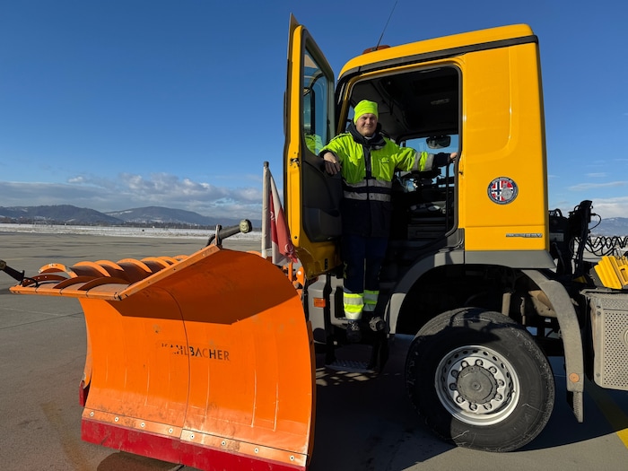 Matthias Stampfl kümmert sich um die Pisten des Flughafens Graz.