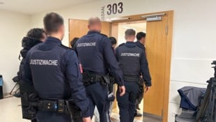 Vier Angeklagte (14, 15, 15 und 17) wurden aus der U-Haft zum Prozess gebracht.