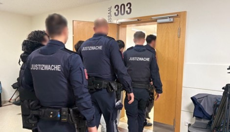 Vier Angeklagte (14, 15, 15 und 17) wurden aus der U-Haft zum Prozess gebracht.