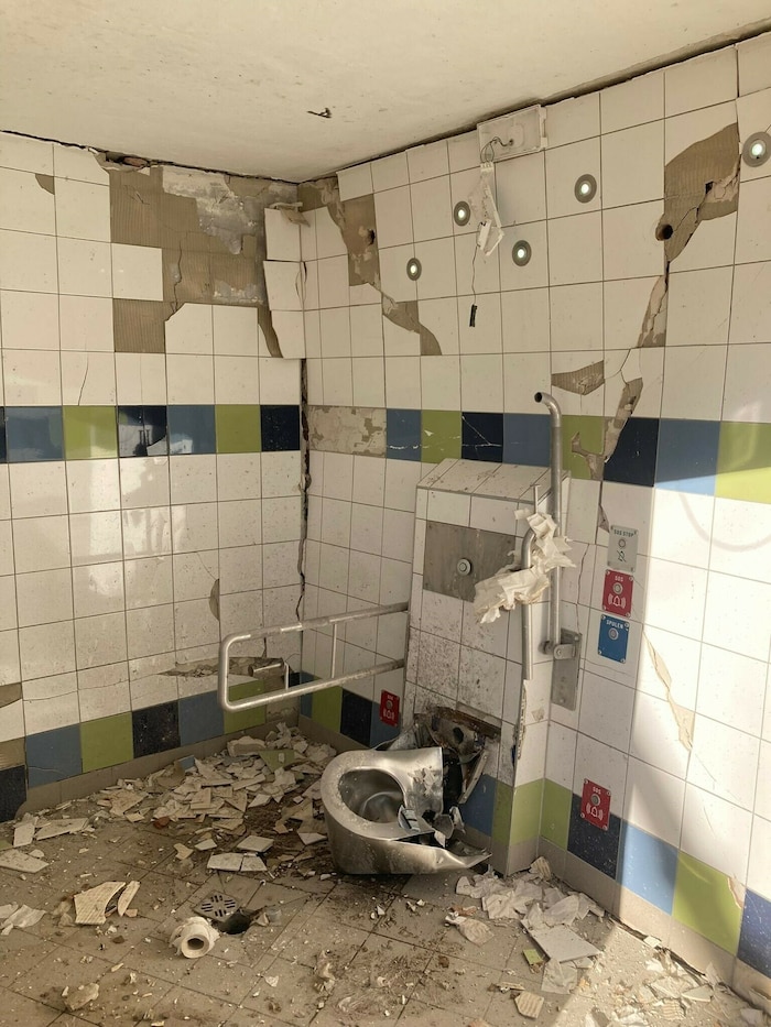 So sah die Toilette in Hirschstetten nach dem Bölleranschlag zu Silvester 2022/2023 aus. Durch ...