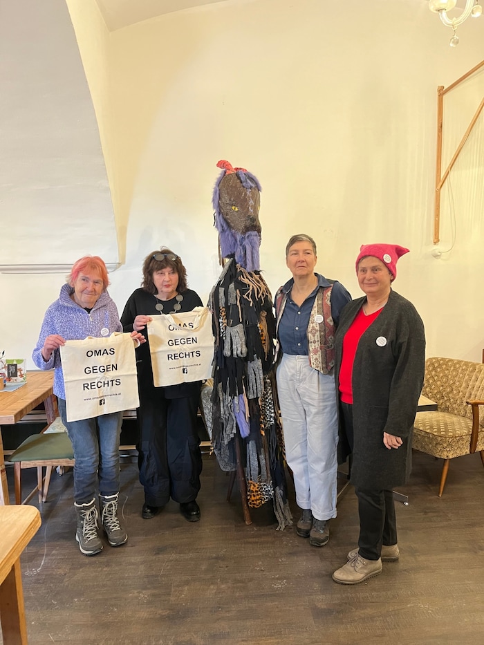 Der feministische Perchtenlauf wird von den Omas gegen Rechts organisiert