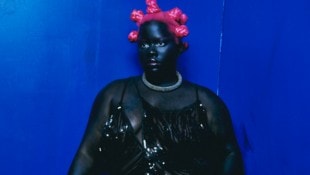 „Kamerunerin zu sein ist einfach ein Flex“: Rapperin Uzi Freyja setzt nicht nur musikalisch, ...