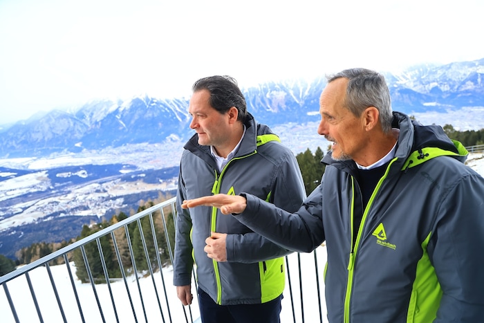 Michael Mölk (rechts) zeigte dem Minister am Patscherkofel mögliche Risikobereiche in der ...